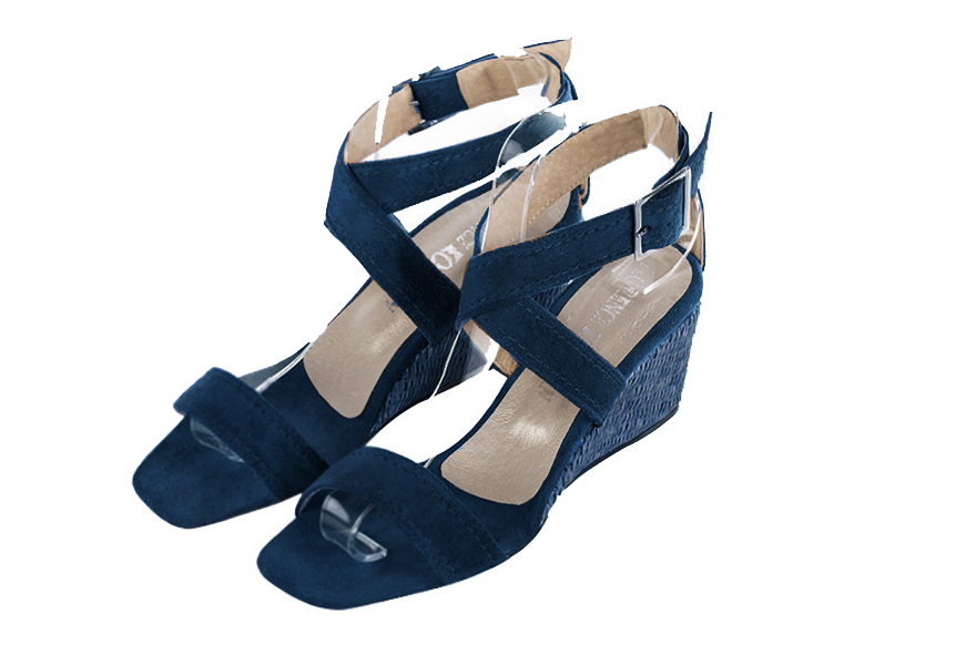 Navy blue elegant sandals with cross straps across the instep, fully open. Square toe. Medium wedge heels.